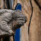 � letteralmente incastonato in una delle grosse pietre che compongono una parete dell�edificio